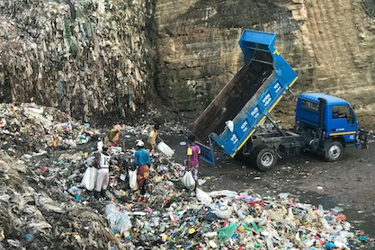 Camion scarica rifiuti in discarica in Bangladesh