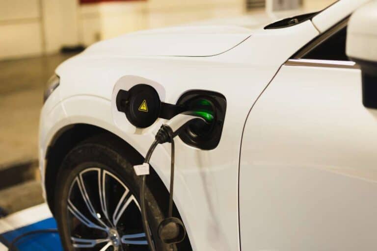 Auto elettrica in carica