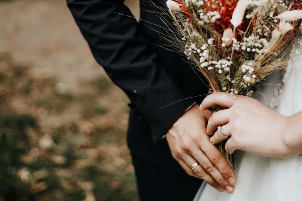 Sposi con mazzo di fiori sostenibile